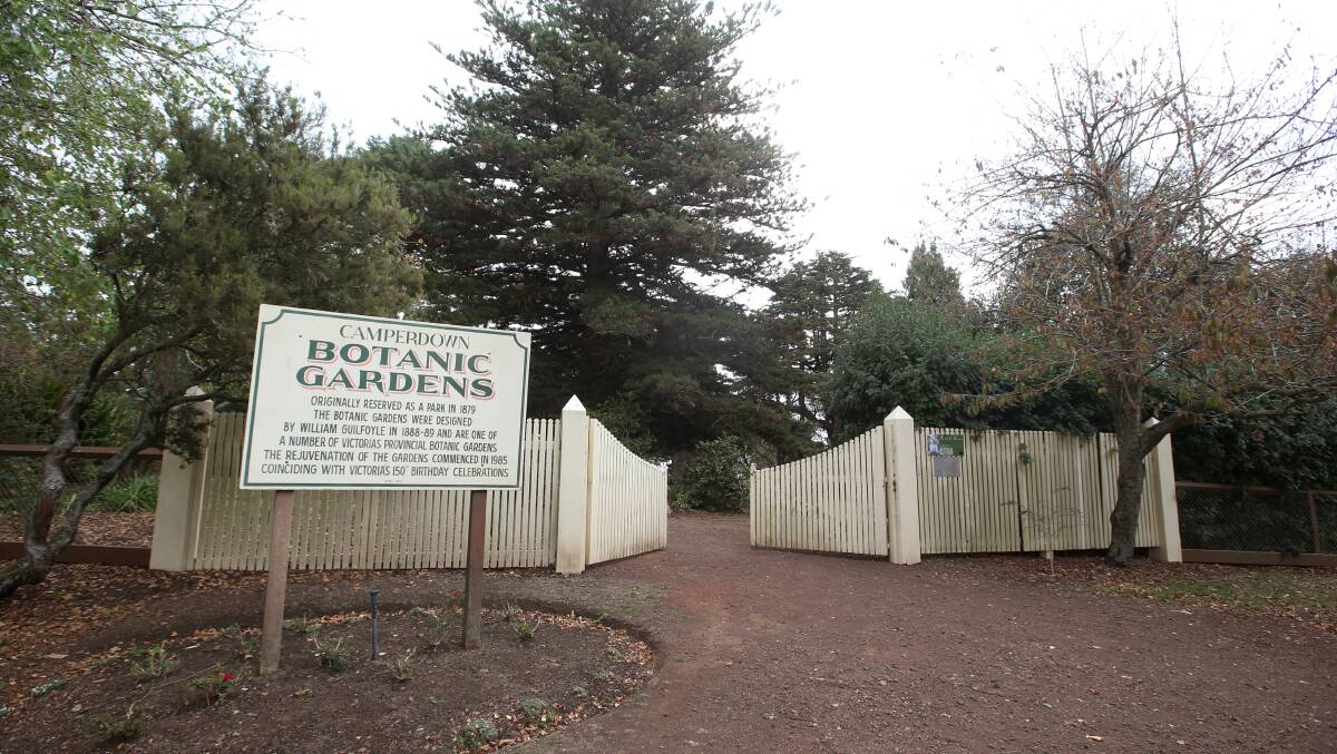 The entrance to Camperdown's botanic gardens.