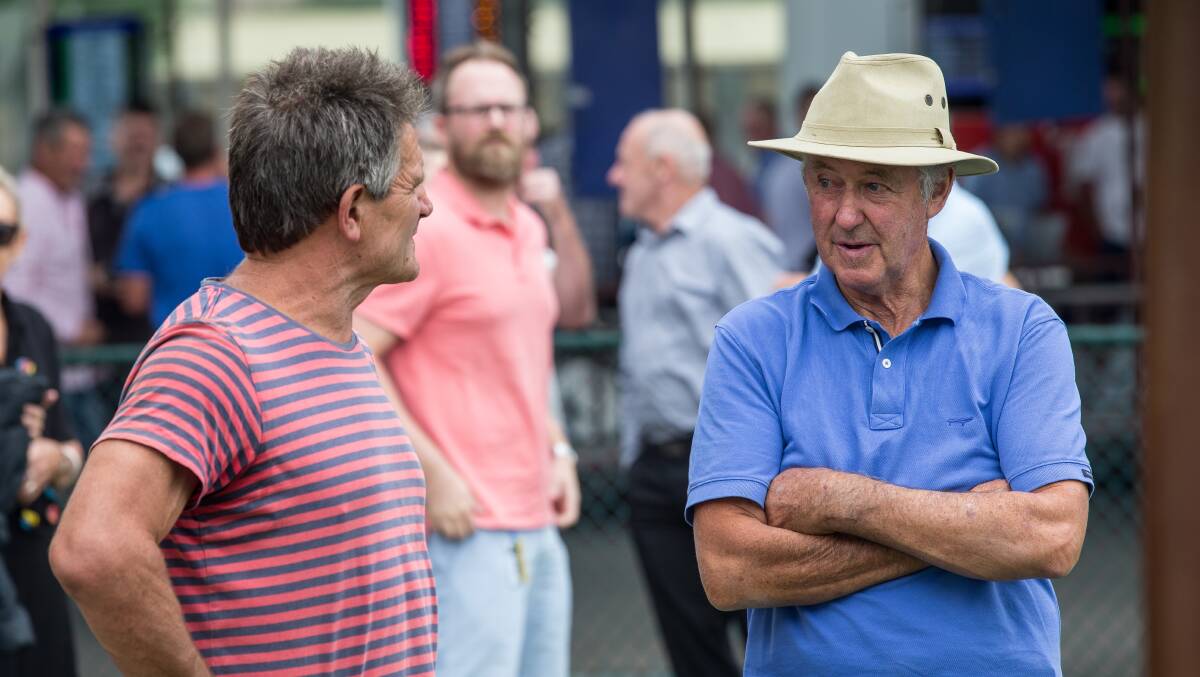 QUICK CHAT: Geoff Withers (left) talks to Jim Madden (right) at Warrnambool. Picture: Christine Ansorge