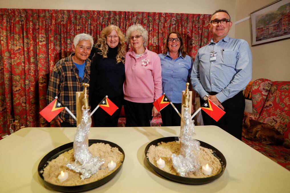 GREAT: Greta Perry, Christine Unger, Lyn Bruce, Joan Lemke and Stephen Grigson look over the table decorations that Lyndoch residents have created. Picture: Morgan Hancock