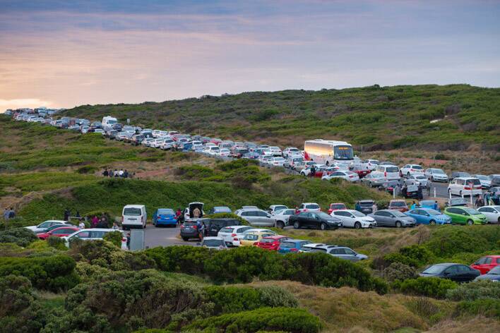 'Extreme caution' warning as thousands descend on Great Ocean Road