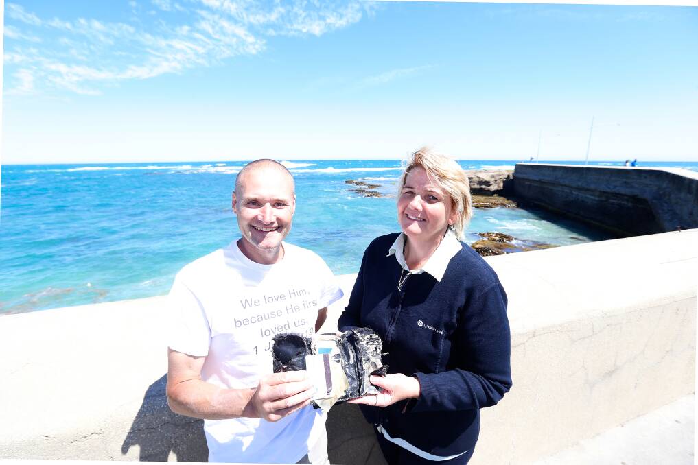 DECADE LATER: Scuba diver Christopher Rantall found a purse while underwater off the Warrnambool breakwater, he's now returned it to owner Shelley McCrae, who had it stolen at least a decade ago. Picture: Mark Witte