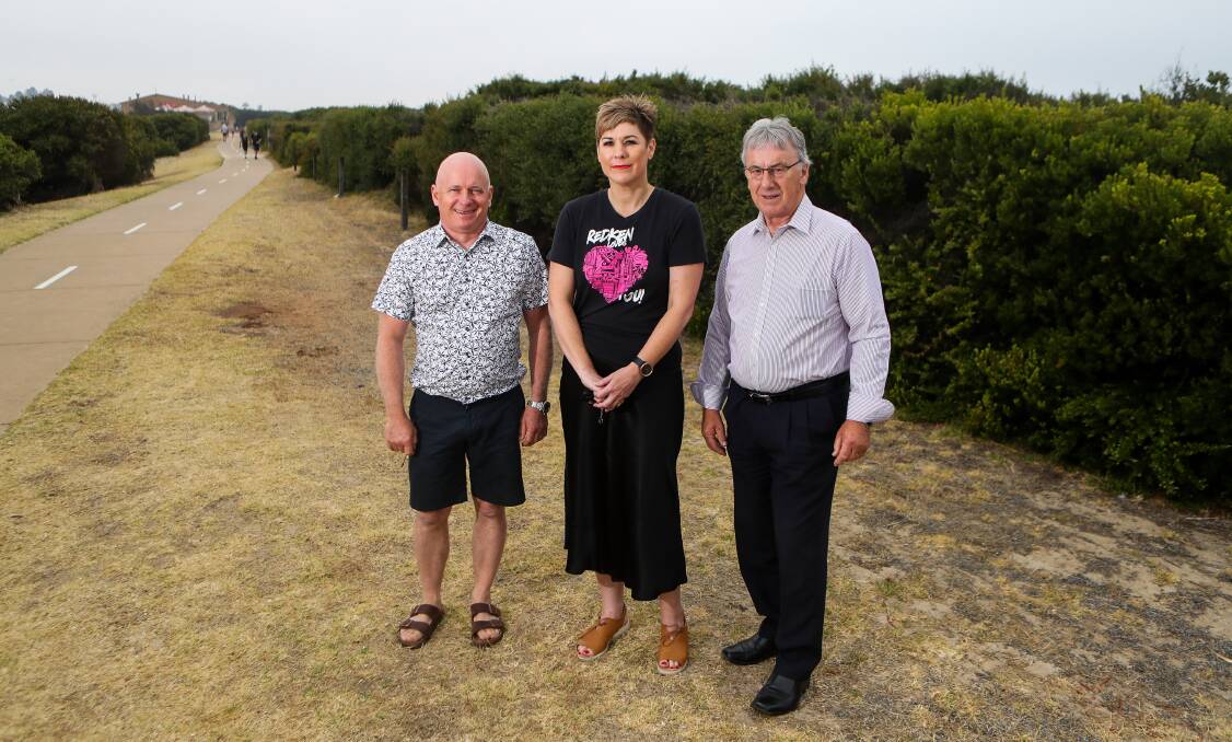 Councillors Peter Hulin, Sue Cassidy and Robert Anderson are calling for trees to be cut down along beach side car parks. 