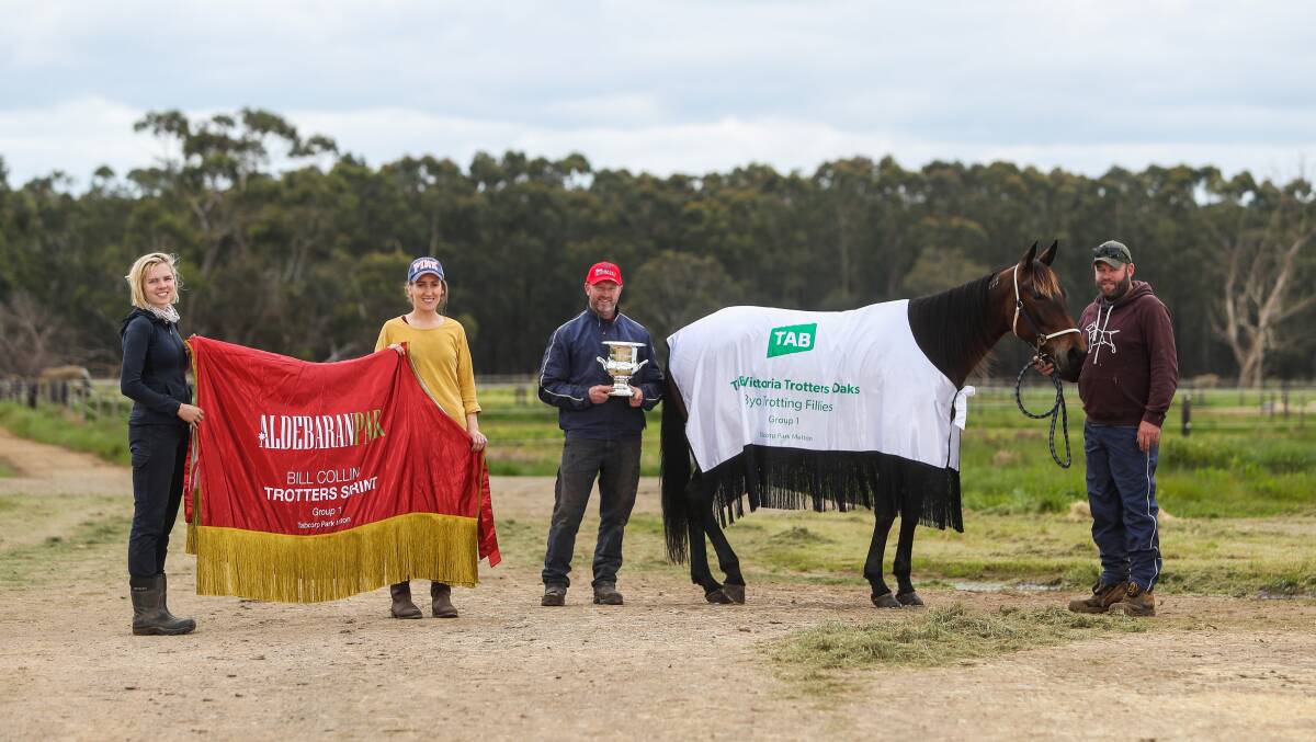 Thrilled team: Sofia Arvidsson (trainer), Laura Lewis (owner), Mattie Craven (trainer, driver), Pink Galahs and Caleb Lewis (owner). Picture: Morgan Hancock