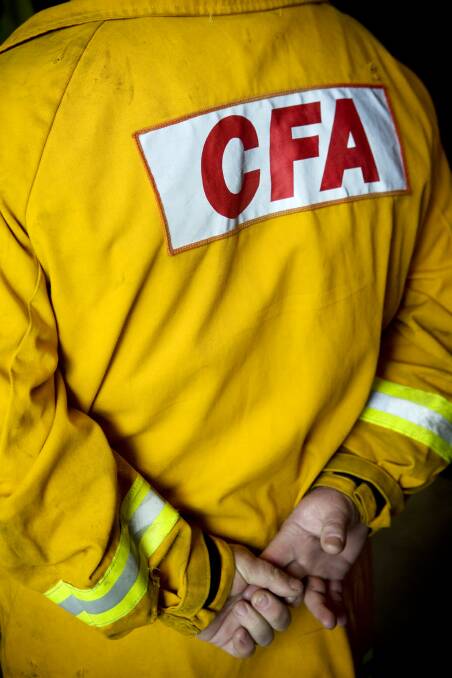 Fire fighters blast sirens as police officers killed in crash honoured one week on