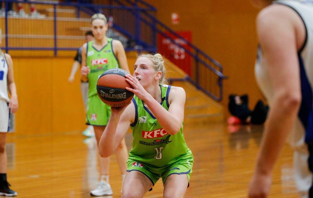 Olivia Fuller playing basketball for Warrnambool Mermaids in 2022. Picture by Anthony Brady 