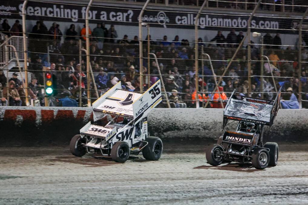 Jamie Veal and Lachlan McHugh go toe-to-toe in the Australian title A-Main. Picture by Anthony Brady 