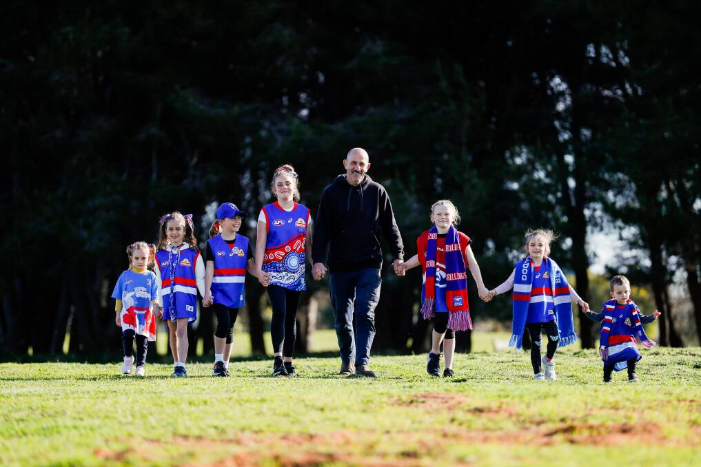 LET'S GO: Former Footscray player Alby Smedts alongside his grandchildren Eva, Juliette, Vivienne, Charlotte, Indiana, Summer and Alby Junior ahead of the 2021 AFL grand final. Picture: Morgan Hancock 