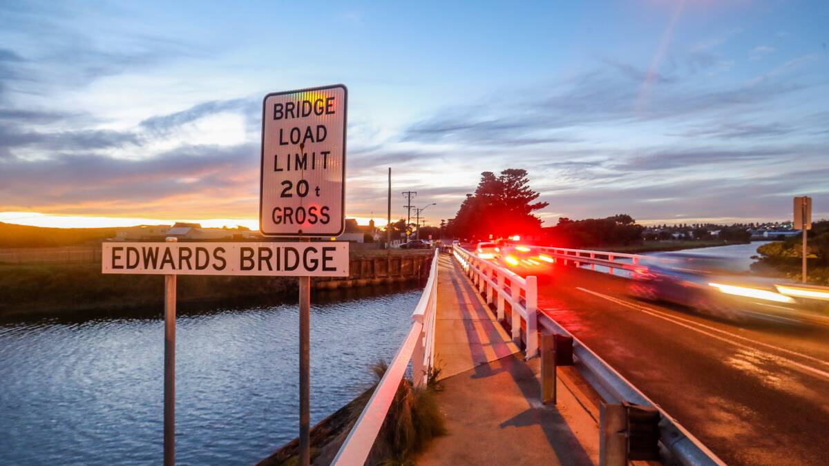 Look-a-like bridge the best option, community group says