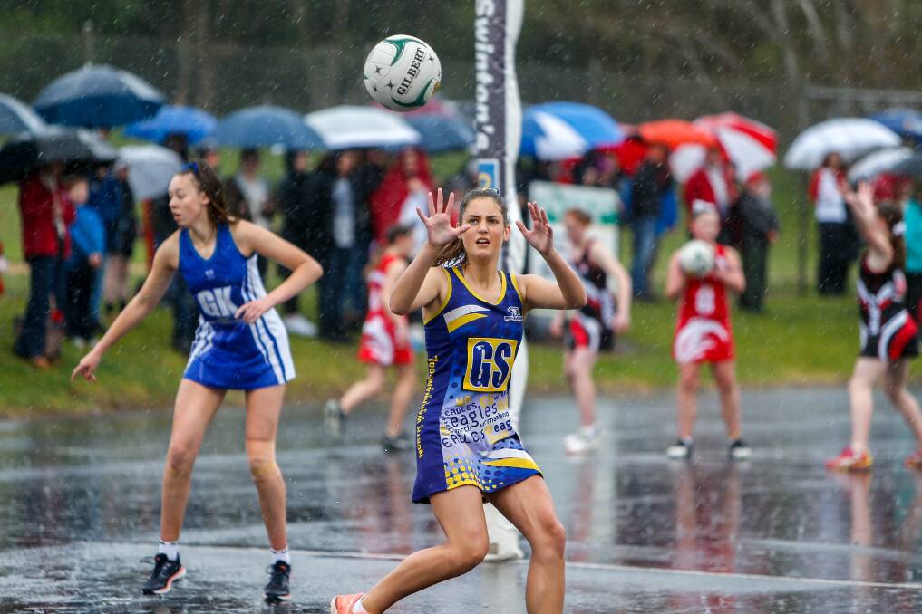 Olivia Grundy catches the ball in the 2019 Hampden league under 15 grand final. Picture: Anthony Brady