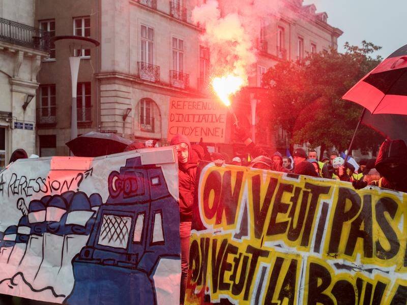Protests have continued for a fifth Saturday across France although the numbers have dropped.