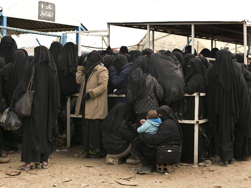 Women and children line up for aid supplies at Al-Hol camp in Hassakeh province, Syria. (AP PHOTO)
