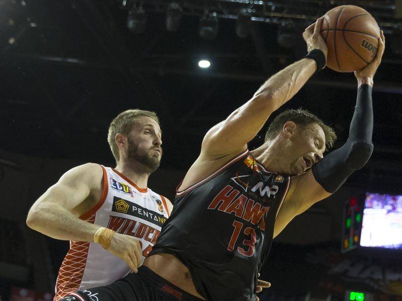 David Andersen (r) wound back the clock in a star showing for the Illawarra Hawks.