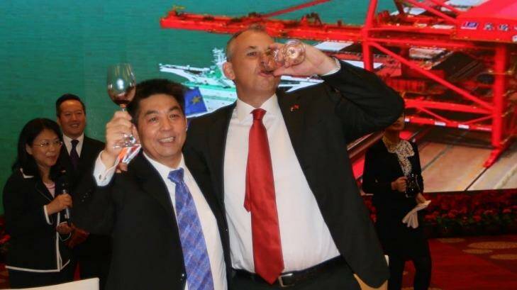 Adam Giles, the former chief minister of the Northern Territory, toasts Ye Cheng, chairman of Shandong Landbridge Group, after the 99-year lease of the Port of Darwin was signed. Photo: Sanghee Liu