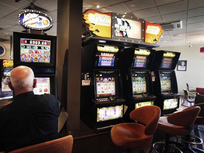 Both parties have been under pressure to introduce cashless gaming for poker machines in NSW. (Paul Jeffers/AAP PHOTOS)