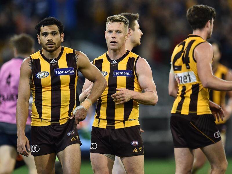 Hawks coach Sam Mitchell (c) hopes former teammate Cyril Rioli (l) can mend relations with the club. (Julian Smith/AAP PHOTOS)