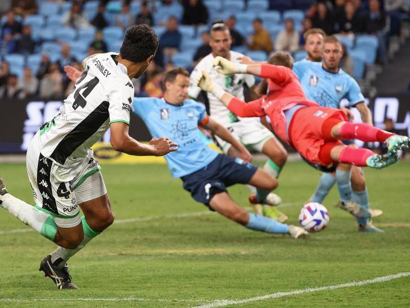 Sydney FC and Western United have fought out a thrilling 3-3 ALM draw at Allianz Stadium. (David Gray/AAP PHOTOS)