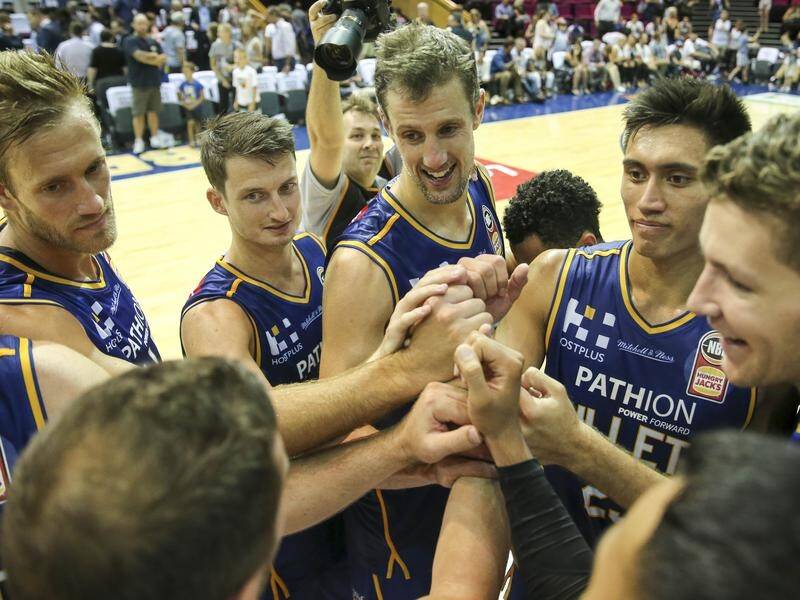 The Brisbane Bullets survived a late Illawarra Hawks NBL fightback to win by eight points.