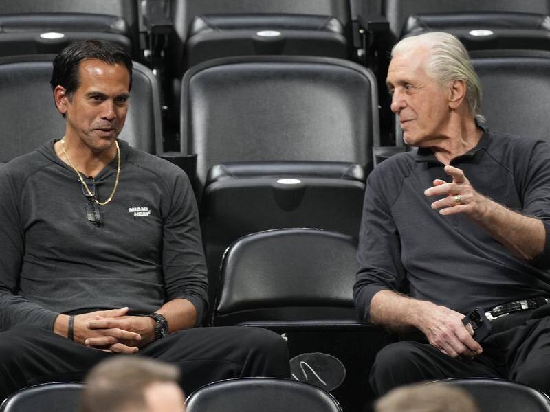 Miami Heat coach Erik Spoelstra (l) talks with team president Pat Riley at practice on Saturday. (AP PHOTO)