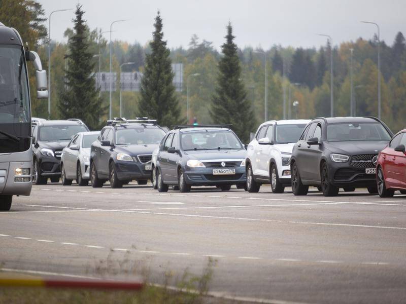 Cars coming from Russia wait in lines at the Vaalimaa border check point between Finland and Russia. (AP PHOTO)