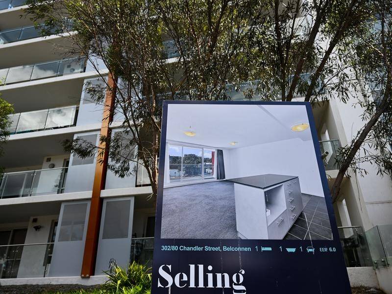 Borrowers should look at refinancing their loans to get a better deal as interest rates rise. (Lukas Coch/AAP PHOTOS)