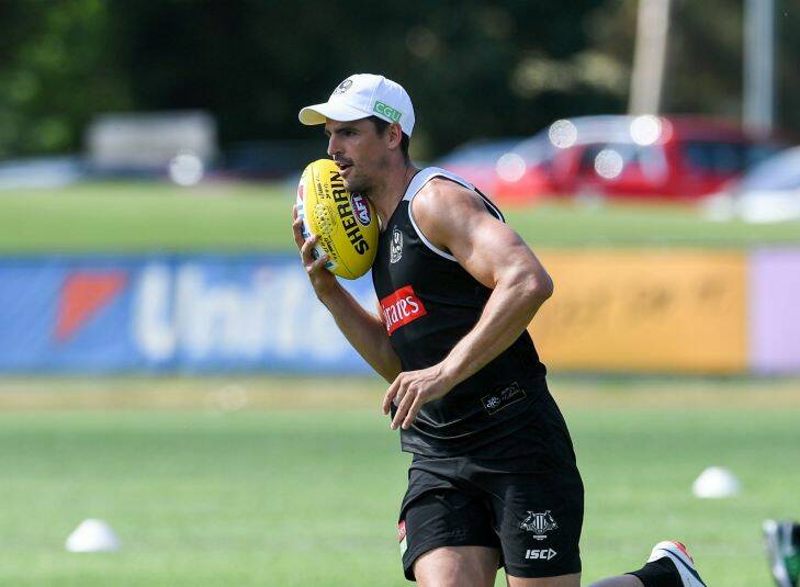 The Age, News, 20/11/2017, photo by Justin McManus.
Collingwood Football have their first full list pre-season training run. Scott Pendlebury marks the ball one handed to protect his injured finger.