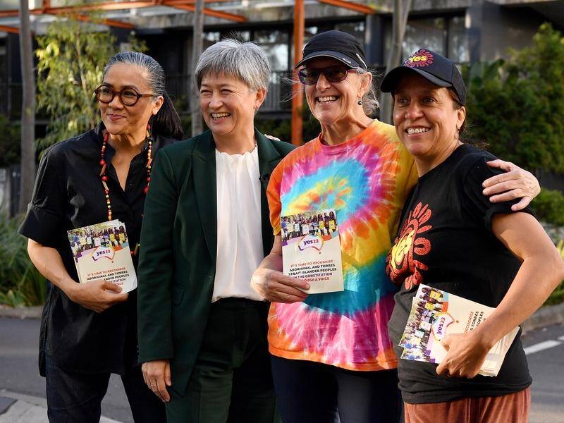 Foreign Minister Penny Wong campaigned for a 'yes' vote alongside TV chef Kylie Kwong in Sydney. (Bianca De Marchi/AAP PHOTOS)