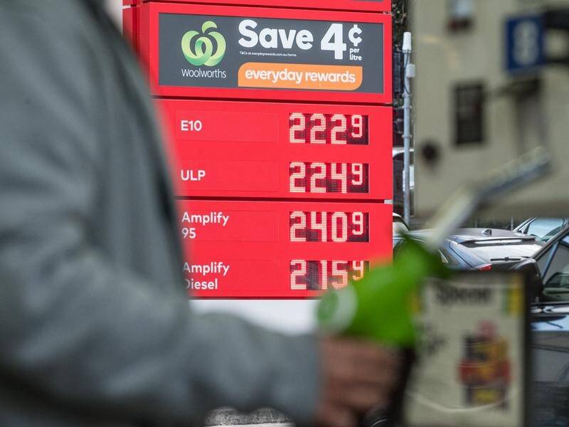 The central bank says surging petrol prices pose a risk to efforts to lower the rate of inflation. (Flavio Brancaleone/AAP PHOTOS)