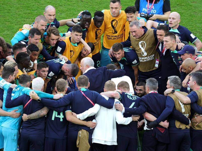 Coach Graham Arnold (c) has his arm round Martin Boyle in the Aussie huddle after beating Tunisia (EPA PHOTO)
