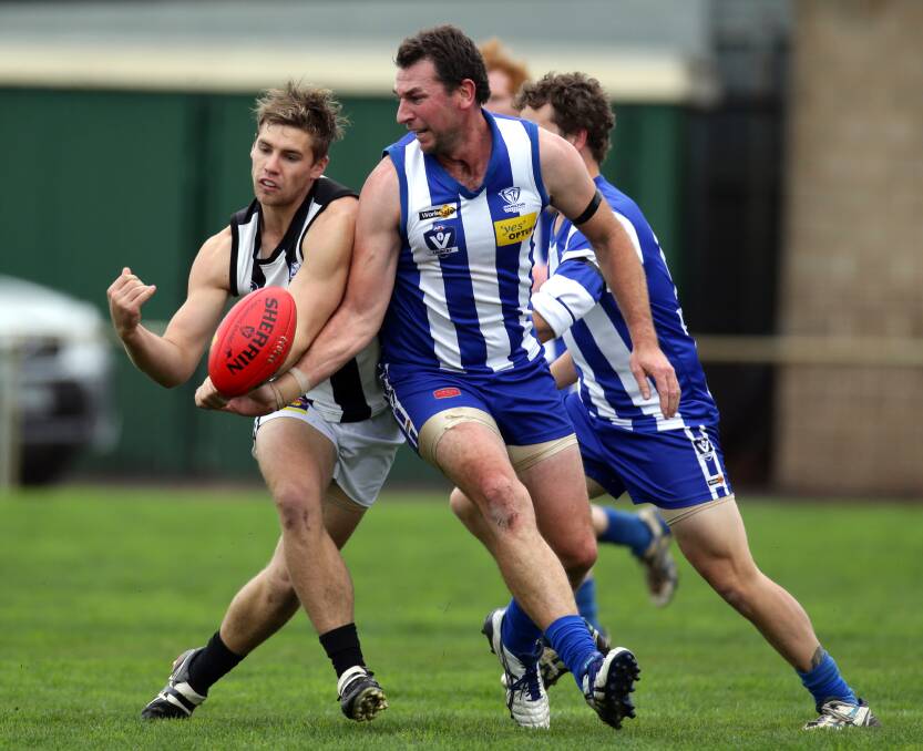 Lachie Crawford (right) beats Luke Mahony to the ball. 