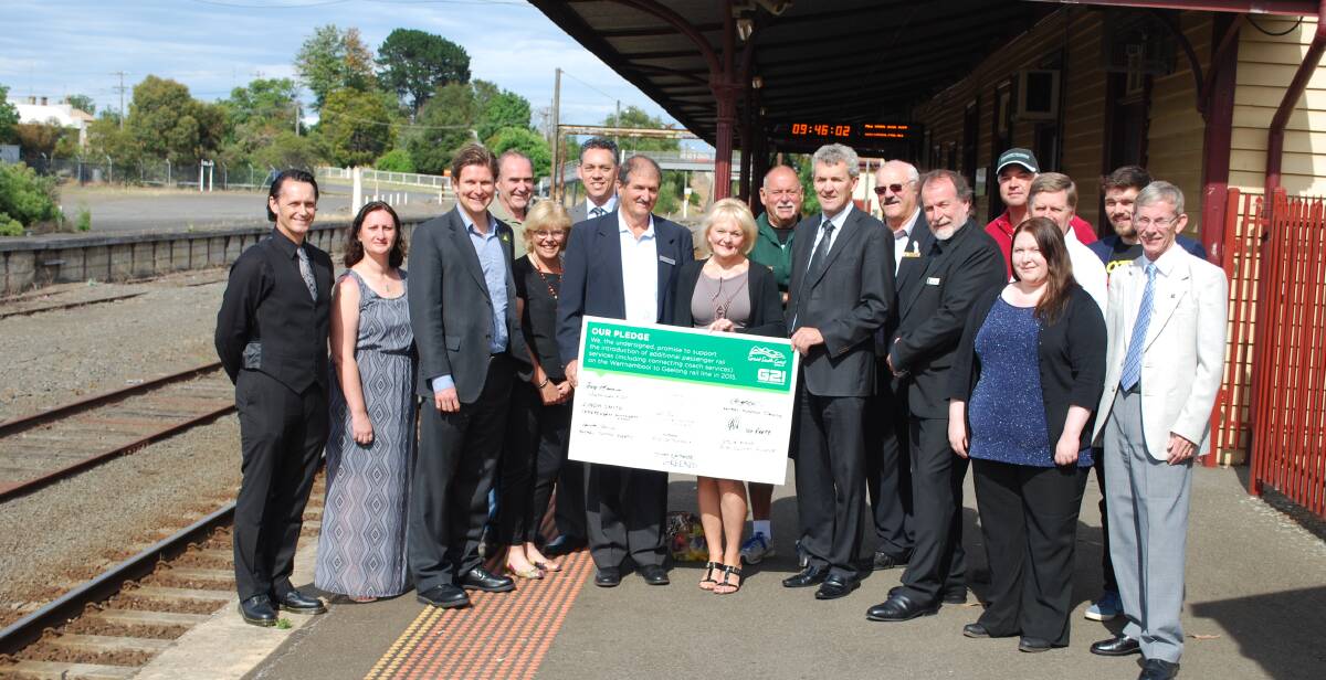 Independent and minor party candidates joined members of the Great South Coast Group and G21 Alliance to pledge support for extra rail services on the Warrnambool line.