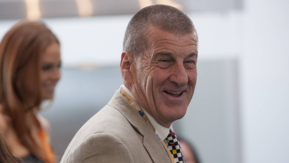 Former premier Jeff Kennett has endorsed Premier Denis Napthine's handling of the political standoff following rogue MP Geoff Shaw's withdrawal of support for the government.