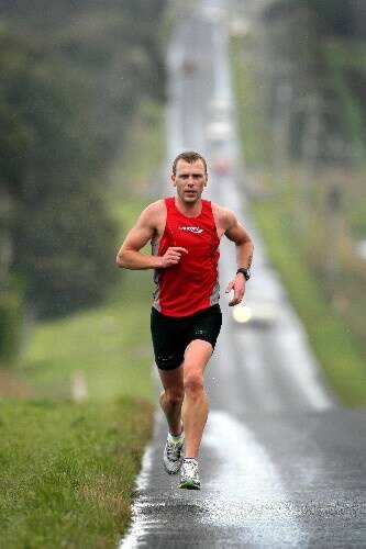 Scott Rantall makes his way along the Bushfield-Tower Hill Road during yesterday's Koroit to Warrnambool Half Marathon win.090830DW20 Picture: DAMIAN WHITE