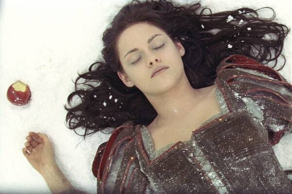An apple a day still keeps Snow White (Kristen Stewart) at bay in the latest version of the Grimm Brothers' tale.