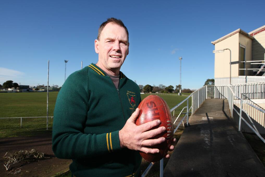 Cobden’s Robert Semmens has been inducted into the Tasmanian football hall of fame. 