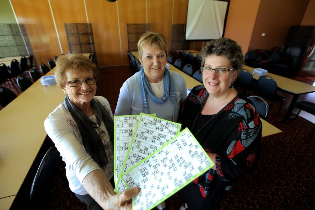 Breast cancer survivors Judi Doherty (left) and Pauline Burleigh presented Peter’s Project director Vicki Jellie with a cheque for $10,000 on behalf of the Lucky 7 Cancer Bingo group. 