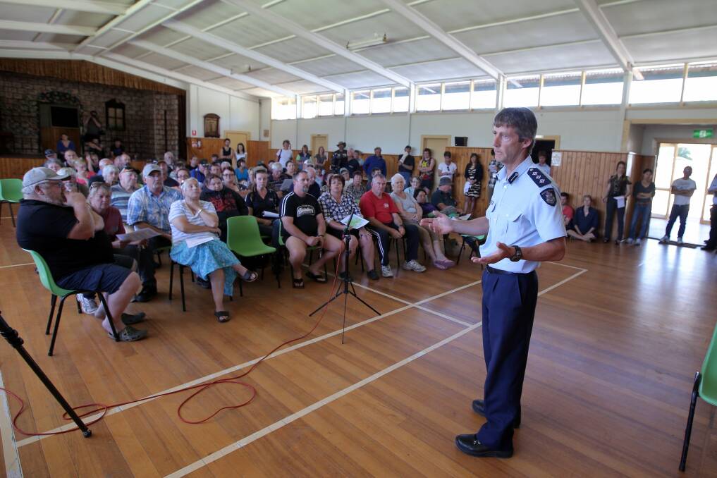 Acting Inspector Steve Thompson of Victoria Police addresses yesterday's public meeting at Dartmoor.