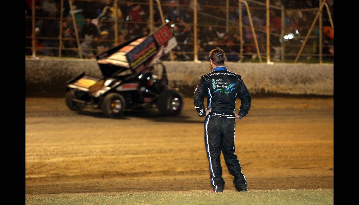 Lucas Oil Grand Annual Sprintcar Classic: American Kevin Swindell looking at David Murcott after Murcott put him out of the race. 