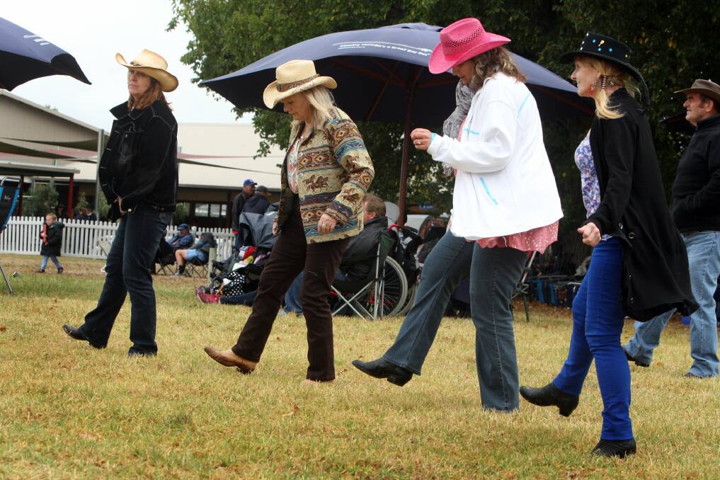 Country music fans were not fussed by Terang's rain on Saturday.