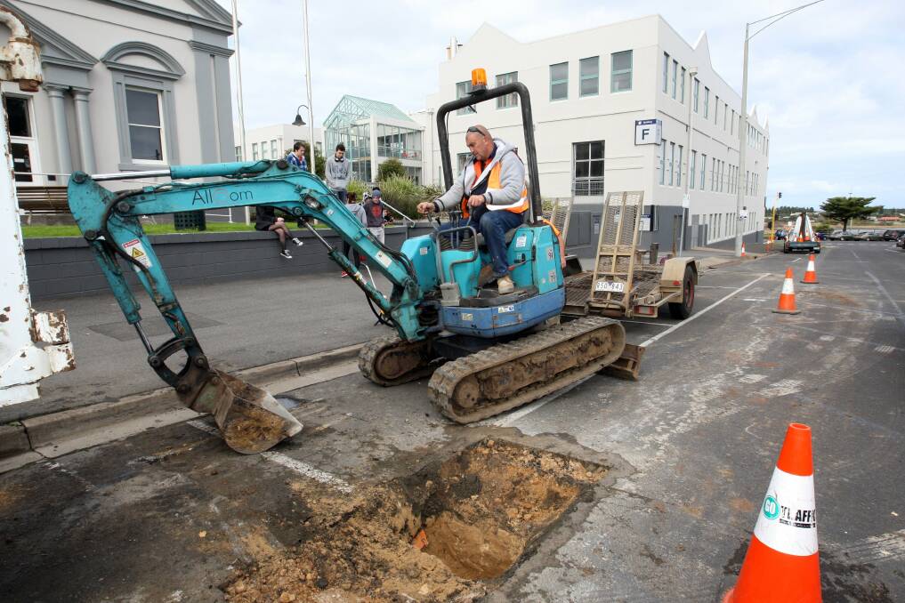 Works begins to lay fibre optic cable for TAFE on Kepler Street.  Picture: DAVE LANGLEY