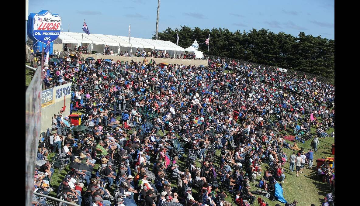 Lucas Oil Grand Annual Sprintcar Classic: Part of the large Saturday night.crowd. 130126DW69 Picture DAMIAN WHITE